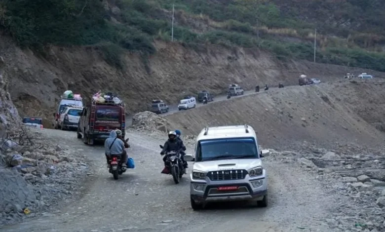 पहिरो र बाढीले बीपी राजमार्ग अवरुद्ध