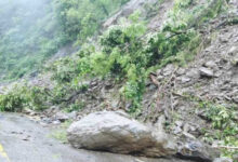 वर्षा र पहिरोका कारण चाडपर्वमा घर फर्कन समस्या