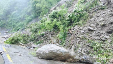 वर्षा र पहिरोका कारण चाडपर्वमा घर फर्कन समस्या