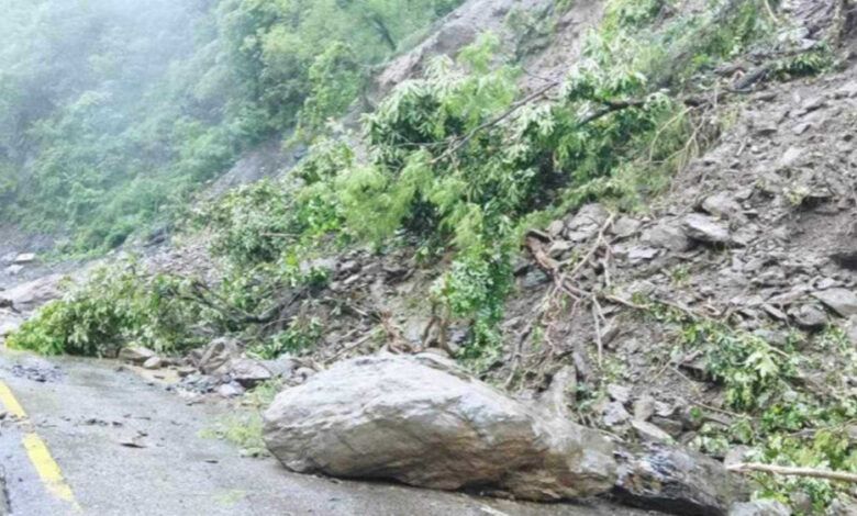 वर्षा र पहिरोका कारण चाडपर्वमा घर फर्कन समस्या