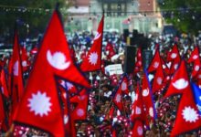 प्रजातन्त्र दिवसको उत्साहसँगै फागुन २१ को चुनावी माहोल तातेको आज फागुन ७ गते नेपालमा आज ७६ औँ प्रजातन्त्र दिवस विभिन्न कार्यक्रमका साथ मनाइँदै गर्दा आगामी फागुन २१ गते हुने निर्वाचनको माहोल पनि देशभर तातेको छ। प्रजातन्त्र दिवसले जनताको अधिकार, स्वतन्त्रता र सहभागिताको स्मरण गराइरहेका बेला राजनीतिक दल र उम्मेदवारहरू भने चुनावी अभियानमा व्यस्त देखिएका छन्। वि.सं. २००७ सालमा राजा त्रिभुवनको नेतृत्वमा राणा शासनको अन्त्य भई प्रजातन्त्र स्थापना भएको ऐतिहासिक दिनको सम्झनामा आज काठमाडौंसहित देशभर विभिन्न औपचारिक तथा जनस्तरका कार्यक्रम आयोजना गरी मनाइएको छ। सरकारी निकाय, स्थानीय तह, राजनीतिक दल तथा नागरिक समाजले शहीदहरूको सम्झनामा श्रद्धाञ्जली अर्पण गर्दै लोकतन्त्रको रक्षा र सुदृढीकरणमा प्रतिबद्धता व्यक्त गरेका छन्। यसैबीच, फागुन २१ गते हुने निर्वाचनको तयारी तीव्र पारिएको छ। निर्वाचन आयोगले निर्वाचनलाई स्वच्छ, निष्पक्ष र शान्तिपूर्ण रूपमा सम्पन्न गर्न आवश्यक सबै तयारी पूरा भएको जनाएको छ। आयोगले मतदातालाई निर्धक्क भएर मतदानमा सहभागी हुन आह्वान समेत गरेको छ। मुख्य राजनीतिक दलहरू जस्तै नेपाली कांग्रेस, नेकपा एमाले र नेपाली कम्युनिष्ट लगायतका दलहरूले चुनावी सभाहरू, घरदैलो कार्यक्रम र अन्तरक्रियामार्फत मतदातालाई आफ्नो पक्षमा पार्ने प्रयास गरिरहेका छन्। दलका नेताहरूले प्रजातन्त्रले दिएको अधिकारको प्रयोग गर्दै सही प्रतिनिधि चयन गर्न मतदातालाई आग्रह गरेका छन्। प्रजातन्त्र दिवसले जनताको बलिदानबाट प्राप्त अधिकारको स्मरण गराउँछ भने आगामी निर्वाचनले ती अधिकारको प्रयोग गर्ने अवसर प्रदान गर्ने भएकाले दुवैको विशेष महत्व रहेको विश्लेषकहरू बताउँछन्। लोकतन्त्रको सुदृढीकरणका लागि नागरिकको सक्रिय सहभागिता आवश्यक हुने भन्दै सचेत र जिम्मेवारी मतदान गर्न नागरिकलाई अपिल गरिएको छ। देशभर सुरक्षा व्यवस्था समेत कडा पारिएको छ। नेपाल प्रहरी, सशस्त्र प्रहरी र अन्य सुरक्षा निकायले संवेदनशील क्षेत्रहरूमा विशेष निगरानी बढाएका छन्। यसरी, प्रजातन्त्र दिवसको उत्सवसँगै चुनावी गतिविधि तीव्र बनेको छ, जसले देशलाई लोकतान्त्रिक अभ्यासको अर्को महत्वपूर्ण चरणतर्फ अघि बढाएको छ। प्रजातन्त्र दिवसको उत्साहसँगै चुनावी माहोल तातेको