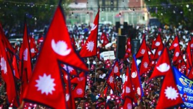 प्रजातन्त्र दिवसको उत्साहसँगै फागुन २१ को चुनावी माहोल तातेको आज फागुन ७ गते नेपालमा आज ७६ औँ प्रजातन्त्र दिवस विभिन्न कार्यक्रमका साथ मनाइँदै गर्दा आगामी फागुन २१ गते हुने निर्वाचनको माहोल पनि देशभर तातेको छ। प्रजातन्त्र दिवसले जनताको अधिकार, स्वतन्त्रता र सहभागिताको स्मरण गराइरहेका बेला राजनीतिक दल र उम्मेदवारहरू भने चुनावी अभियानमा व्यस्त देखिएका छन्। वि.सं. २००७ सालमा राजा त्रिभुवनको नेतृत्वमा राणा शासनको अन्त्य भई प्रजातन्त्र स्थापना भएको ऐतिहासिक दिनको सम्झनामा आज काठमाडौंसहित देशभर विभिन्न औपचारिक तथा जनस्तरका कार्यक्रम आयोजना गरी मनाइएको छ। सरकारी निकाय, स्थानीय तह, राजनीतिक दल तथा नागरिक समाजले शहीदहरूको सम्झनामा श्रद्धाञ्जली अर्पण गर्दै लोकतन्त्रको रक्षा र सुदृढीकरणमा प्रतिबद्धता व्यक्त गरेका छन्। यसैबीच, फागुन २१ गते हुने निर्वाचनको तयारी तीव्र पारिएको छ। निर्वाचन आयोगले निर्वाचनलाई स्वच्छ, निष्पक्ष र शान्तिपूर्ण रूपमा सम्पन्न गर्न आवश्यक सबै तयारी पूरा भएको जनाएको छ। आयोगले मतदातालाई निर्धक्क भएर मतदानमा सहभागी हुन आह्वान समेत गरेको छ। मुख्य राजनीतिक दलहरू जस्तै नेपाली कांग्रेस, नेकपा एमाले र नेपाली कम्युनिष्ट लगायतका दलहरूले चुनावी सभाहरू, घरदैलो कार्यक्रम र अन्तरक्रियामार्फत मतदातालाई आफ्नो पक्षमा पार्ने प्रयास गरिरहेका छन्। दलका नेताहरूले प्रजातन्त्रले दिएको अधिकारको प्रयोग गर्दै सही प्रतिनिधि चयन गर्न मतदातालाई आग्रह गरेका छन्। प्रजातन्त्र दिवसले जनताको बलिदानबाट प्राप्त अधिकारको स्मरण गराउँछ भने आगामी निर्वाचनले ती अधिकारको प्रयोग गर्ने अवसर प्रदान गर्ने भएकाले दुवैको विशेष महत्व रहेको विश्लेषकहरू बताउँछन्। लोकतन्त्रको सुदृढीकरणका लागि नागरिकको सक्रिय सहभागिता आवश्यक हुने भन्दै सचेत र जिम्मेवारी मतदान गर्न नागरिकलाई अपिल गरिएको छ। देशभर सुरक्षा व्यवस्था समेत कडा पारिएको छ। नेपाल प्रहरी, सशस्त्र प्रहरी र अन्य सुरक्षा निकायले संवेदनशील क्षेत्रहरूमा विशेष निगरानी बढाएका छन्। यसरी, प्रजातन्त्र दिवसको उत्सवसँगै चुनावी गतिविधि तीव्र बनेको छ, जसले देशलाई लोकतान्त्रिक अभ्यासको अर्को महत्वपूर्ण चरणतर्फ अघि बढाएको छ। प्रजातन्त्र दिवसको उत्साहसँगै चुनावी माहोल तातेको
