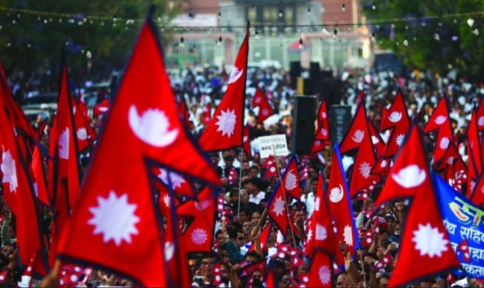 प्रजातन्त्र दिवसको उत्साहसँगै फागुन २१ को चुनावी माहोल तातेको आज फागुन ७ गते नेपालमा आज ७६ औँ प्रजातन्त्र दिवस विभिन्न कार्यक्रमका साथ मनाइँदै गर्दा आगामी फागुन २१ गते हुने निर्वाचनको माहोल पनि देशभर तातेको छ। प्रजातन्त्र दिवसले जनताको अधिकार, स्वतन्त्रता र सहभागिताको स्मरण गराइरहेका बेला राजनीतिक दल र उम्मेदवारहरू भने चुनावी अभियानमा व्यस्त देखिएका छन्। वि.सं. २००७ सालमा राजा त्रिभुवनको नेतृत्वमा राणा शासनको अन्त्य भई प्रजातन्त्र स्थापना भएको ऐतिहासिक दिनको सम्झनामा आज काठमाडौंसहित देशभर विभिन्न औपचारिक तथा जनस्तरका कार्यक्रम आयोजना गरी मनाइएको छ। सरकारी निकाय, स्थानीय तह, राजनीतिक दल तथा नागरिक समाजले शहीदहरूको सम्झनामा श्रद्धाञ्जली अर्पण गर्दै लोकतन्त्रको रक्षा र सुदृढीकरणमा प्रतिबद्धता व्यक्त गरेका छन्। यसैबीच, फागुन २१ गते हुने निर्वाचनको तयारी तीव्र पारिएको छ। निर्वाचन आयोगले निर्वाचनलाई स्वच्छ, निष्पक्ष र शान्तिपूर्ण रूपमा सम्पन्न गर्न आवश्यक सबै तयारी पूरा भएको जनाएको छ। आयोगले मतदातालाई निर्धक्क भएर मतदानमा सहभागी हुन आह्वान समेत गरेको छ। मुख्य राजनीतिक दलहरू जस्तै नेपाली कांग्रेस, नेकपा एमाले र नेपाली कम्युनिष्ट लगायतका दलहरूले चुनावी सभाहरू, घरदैलो कार्यक्रम र अन्तरक्रियामार्फत मतदातालाई आफ्नो पक्षमा पार्ने प्रयास गरिरहेका छन्। दलका नेताहरूले प्रजातन्त्रले दिएको अधिकारको प्रयोग गर्दै सही प्रतिनिधि चयन गर्न मतदातालाई आग्रह गरेका छन्। प्रजातन्त्र दिवसले जनताको बलिदानबाट प्राप्त अधिकारको स्मरण गराउँछ भने आगामी निर्वाचनले ती अधिकारको प्रयोग गर्ने अवसर प्रदान गर्ने भएकाले दुवैको विशेष महत्व रहेको विश्लेषकहरू बताउँछन्। लोकतन्त्रको सुदृढीकरणका लागि नागरिकको सक्रिय सहभागिता आवश्यक हुने भन्दै सचेत र जिम्मेवारी मतदान गर्न नागरिकलाई अपिल गरिएको छ। देशभर सुरक्षा व्यवस्था समेत कडा पारिएको छ। नेपाल प्रहरी, सशस्त्र प्रहरी र अन्य सुरक्षा निकायले संवेदनशील क्षेत्रहरूमा विशेष निगरानी बढाएका छन्। यसरी, प्रजातन्त्र दिवसको उत्सवसँगै चुनावी गतिविधि तीव्र बनेको छ, जसले देशलाई लोकतान्त्रिक अभ्यासको अर्को महत्वपूर्ण चरणतर्फ अघि बढाएको छ। प्रजातन्त्र दिवसको उत्साहसँगै चुनावी माहोल तातेको