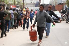 ग्यासको उच्च माग व्यवस्थापन गर्न आधा सिलिन्डर बिक्री गर्ने निगमको निर्णय