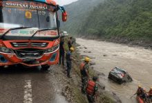 बसले ठक्कर दिँदा कार सुनकोशीमा खस्यो, चालक सहित तीन जना बेपत्ता