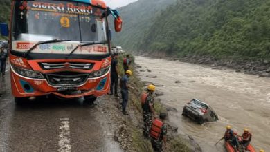 बसले ठक्कर दिँदा कार सुनकोशीमा खस्यो, चालक सहित तीन जना बेपत्ता