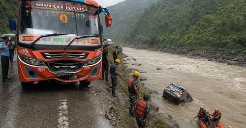 बसले ठक्कर दिँदा कार सुनकोशीमा खस्यो, चालक सहित तीन जना बेपत्ता