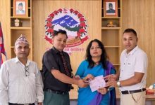 भोटेकोशी बाढीपीडितको सहारा बन्दै सिन्धुली पाठशाला: प्रधानमन्त्री कोषमा ७० हजार बढी सहयोग