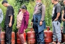 ग्यासको हाहाकार कायमै : सरकार भन्छ– पर्याप्त छ, उपभोक्ता भन्छन्– लाइन बस्दा पनि पाइएन