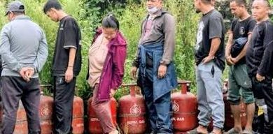 ग्यासको हाहाकार कायमै : सरकार भन्छ– पर्याप्त छ, उपभोक्ता भन्छन्– लाइन बस्दा पनि पाइएन