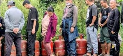 ग्यासको हाहाकार कायमै : सरकार भन्छ– पर्याप्त छ, उपभोक्ता भन्छन्– लाइन बस्दा पनि पाइएन