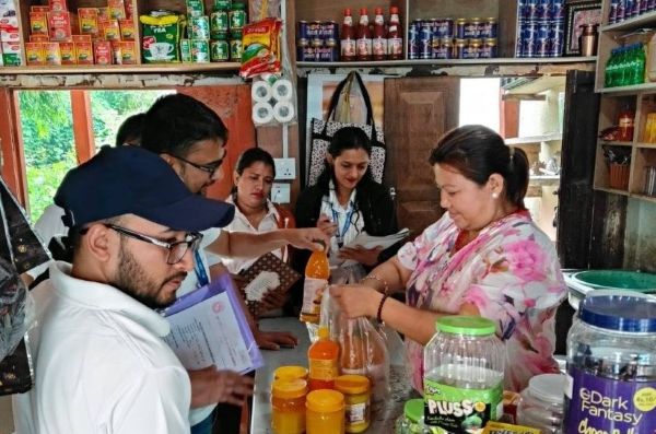 सिन्धुलीमाढीमा खाद्य अनुगमन, ३ हजार १८० मुल्य बराबरको बस्तु म्याद गुज्रिएको सामान फेला परोः